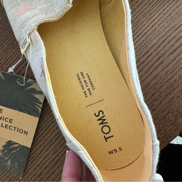 NWT Gold Dragonfly Canvas Toms - Picture 4 of 6